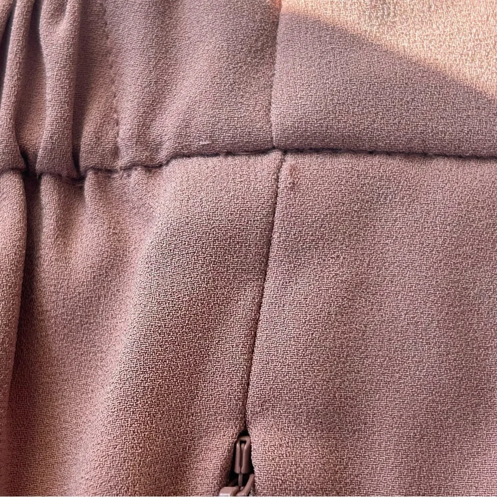 Aritzia Women’s Trousers in Dusty Rose - Picture 7 of 13